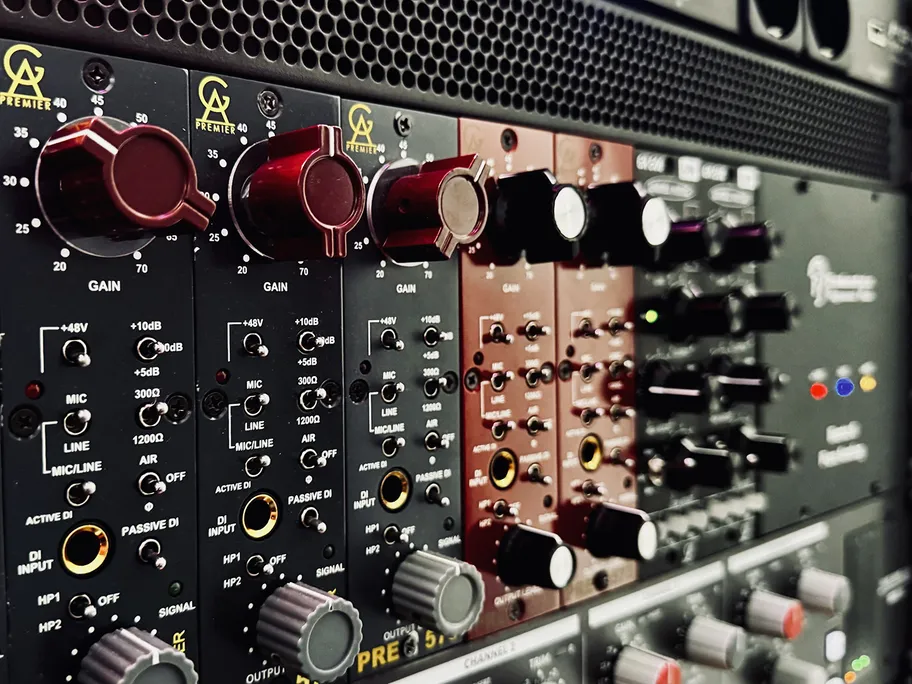 Gros plan sur des filtres audio avec boutons et réglages.