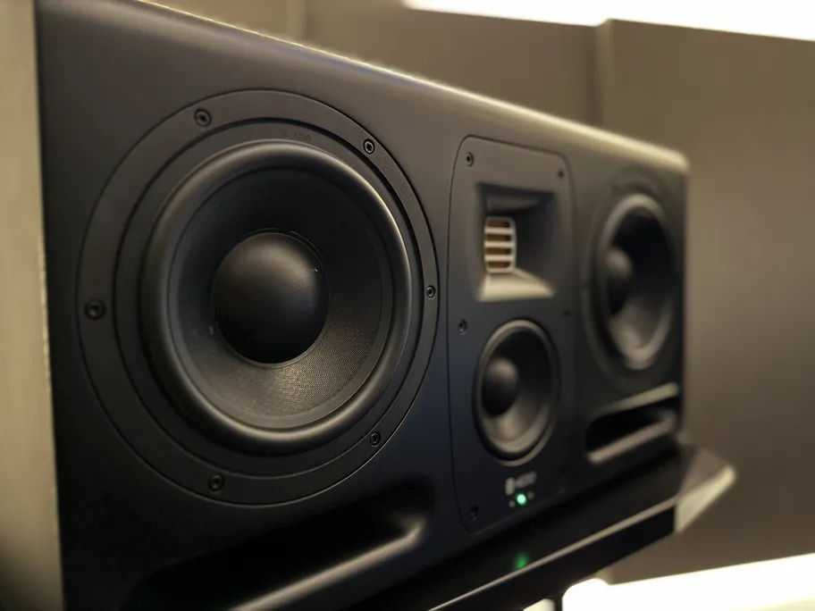 Enceintes de monitoring de studio, haut-parleurs visibles.