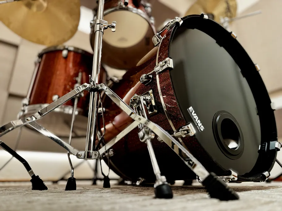 Supports métalliques de batterie, utilisés pour tenir les instruments de percussion.