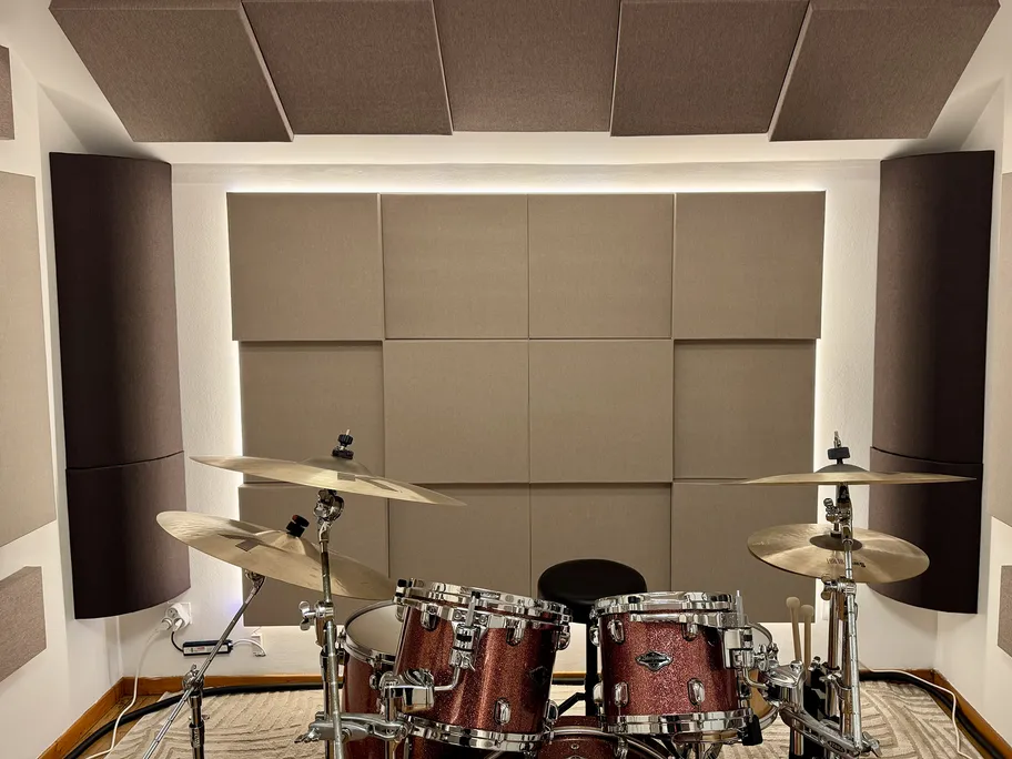 Batterie complète avec toms, caisse claire et cymbales dans le studio de musique.