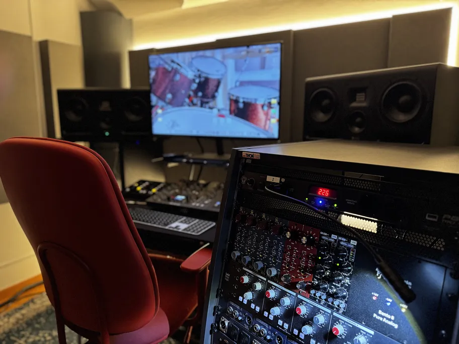 Table de mixage numérique affichant pistes et niveaux audio en cours de traitement.