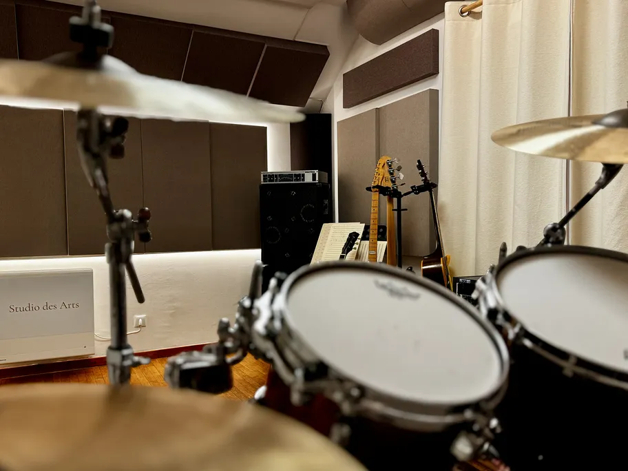 Divers instruments de musique alignés.