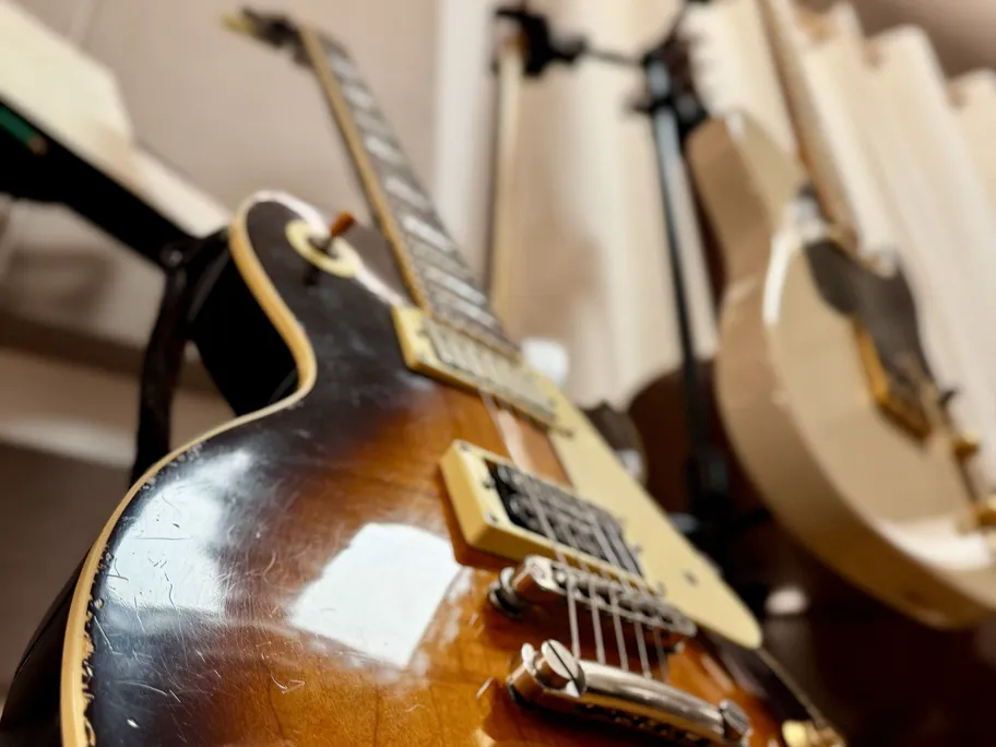 Plusieurs guitares en gros plan sur des supports.