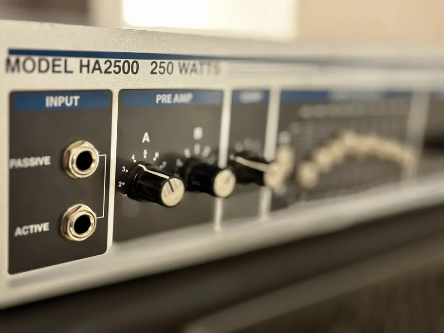 Amplificateur guitare posé avec boutons de réglage.