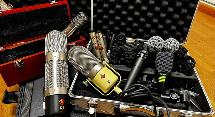 Microphones de studio variés sur supports, prêts pour prises de son.