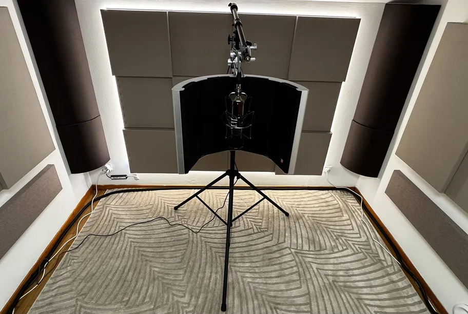 Installation de prise voix avec micro et écran anti-pop dans cabine.